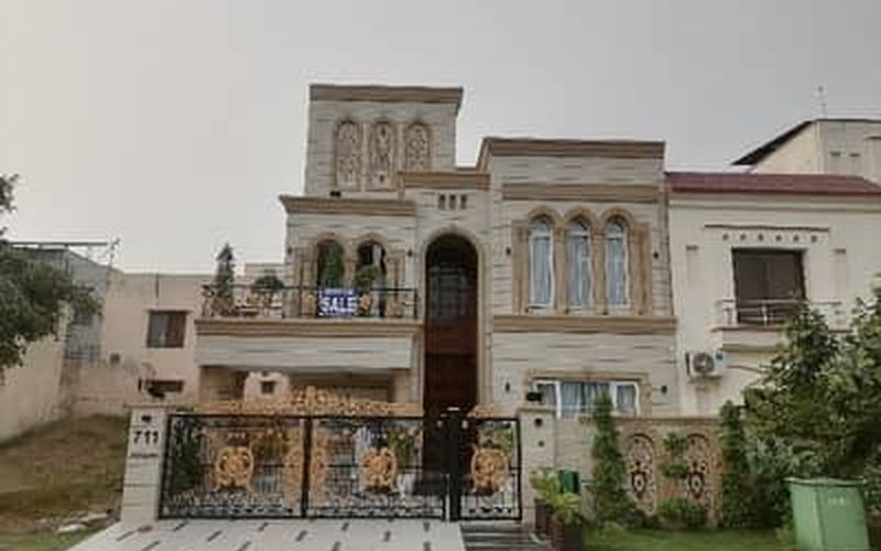 Bahria Lahore house for sale - 5 Marla Like-New House, Sector D