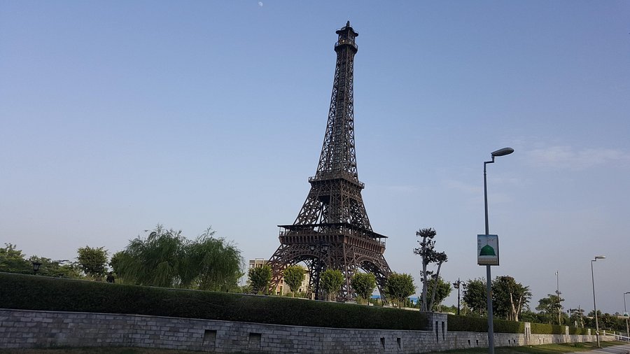 Eiffel Tower replica and boulevard in Bahria Town Lahore