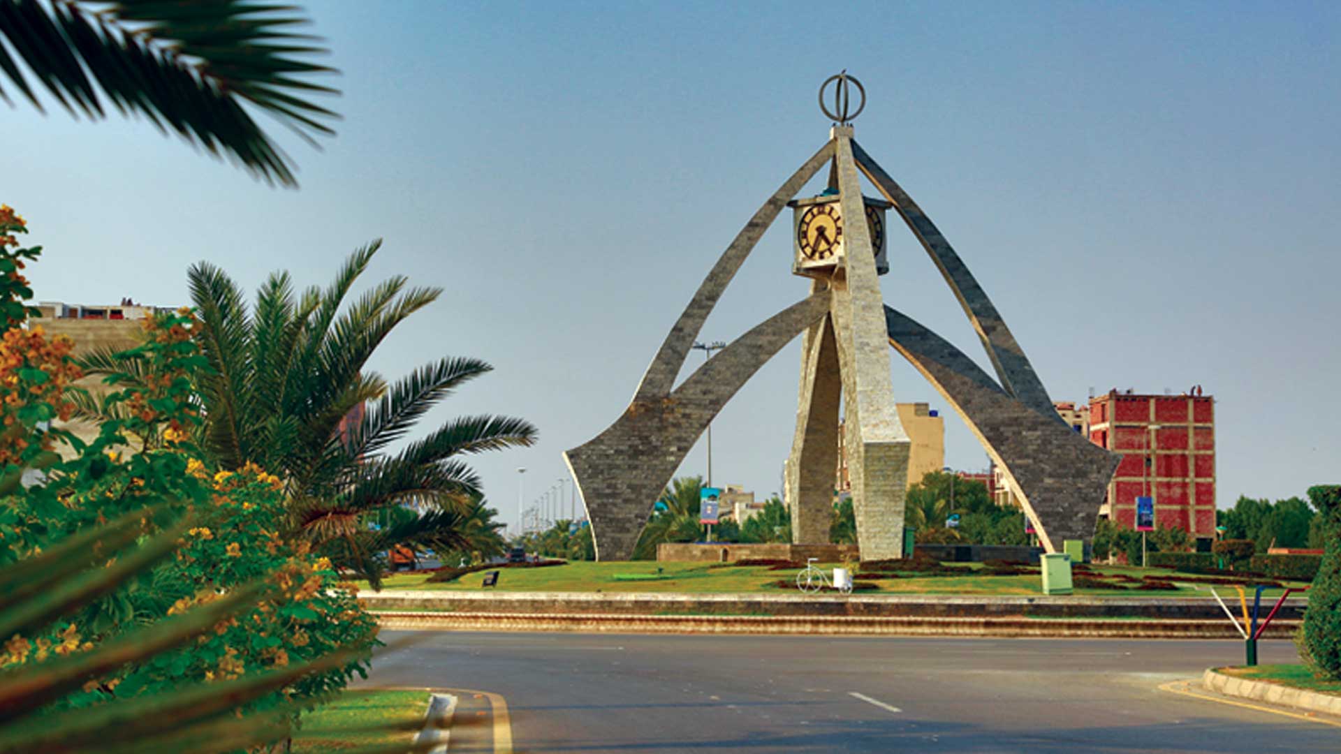Talwar Chowk monument and boulevard in Bahria Town Lahore