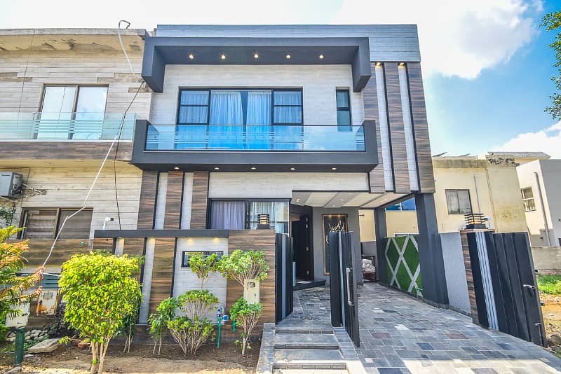 House For Rent in Bahria Town Lahore, 10 Marla Brand New House