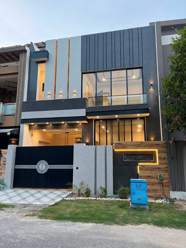 House For Rent in Bahria Town Lahore, 10 Marla OVS B Block House