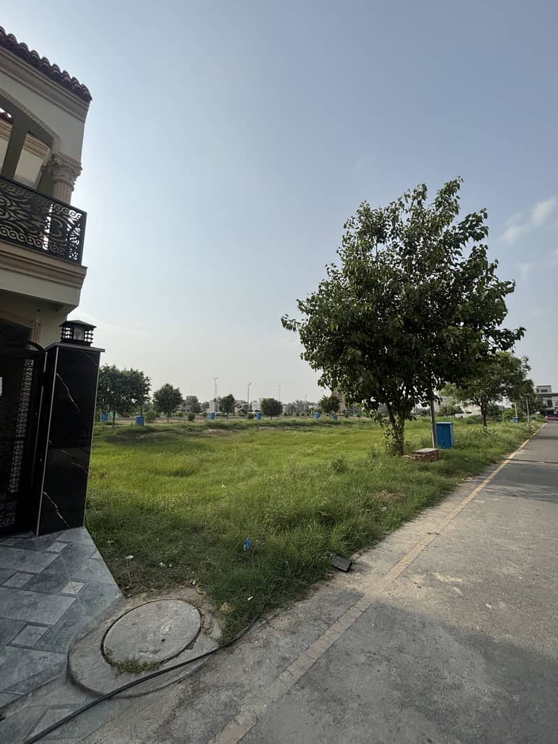 5 Marla Park Facing Plot, gallery view